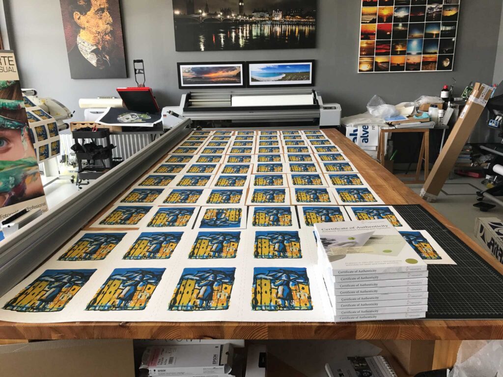 Proceso de impresión de ediciones limitadas de obra gráfica en un estudio profesional, destacando la precisión y calidad de los prints.